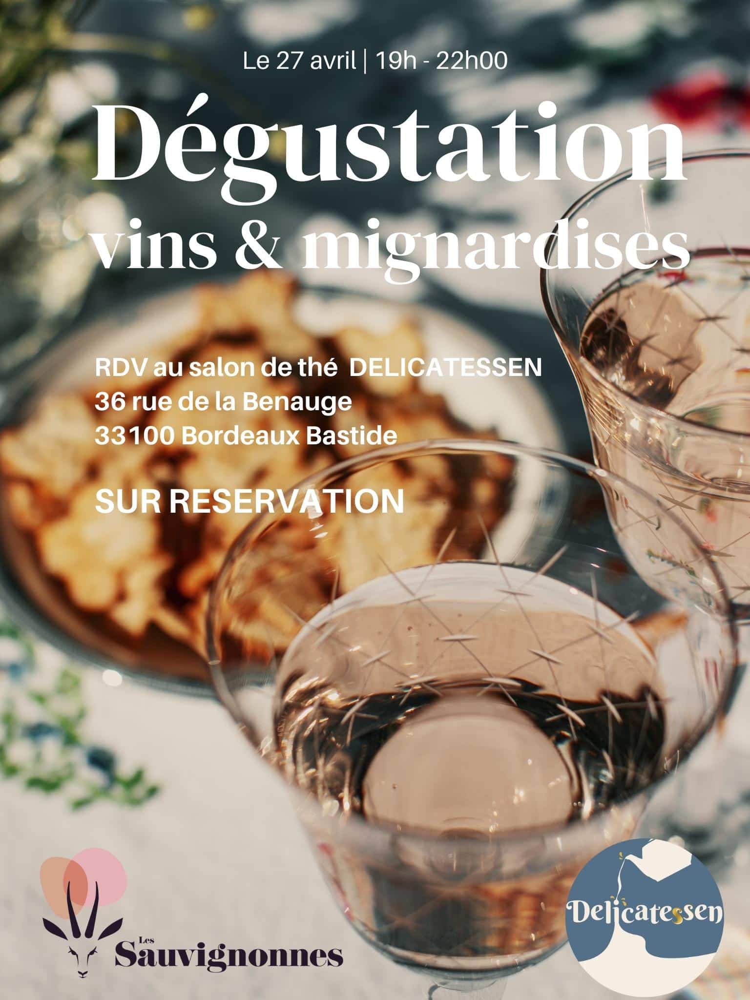Verre de rosé et mignardises sur table ombragée
