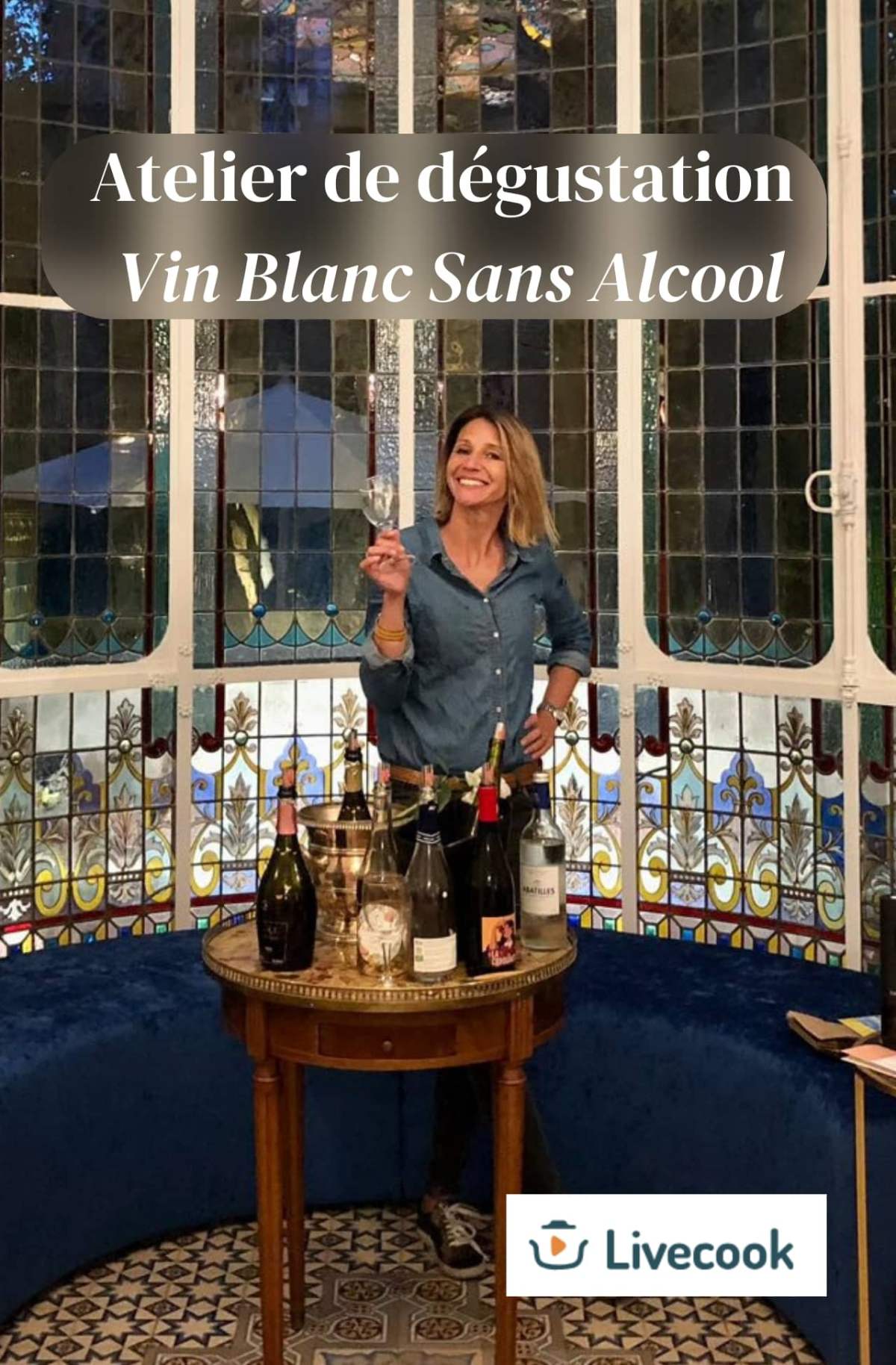Vin Blanc sans alcool atelier de dégustation Olivia tenant un verre de vin à la main