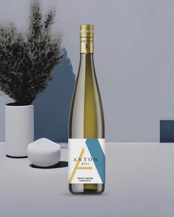 Jolie Bouteille de vin blanc sans alcool sur fond bleu