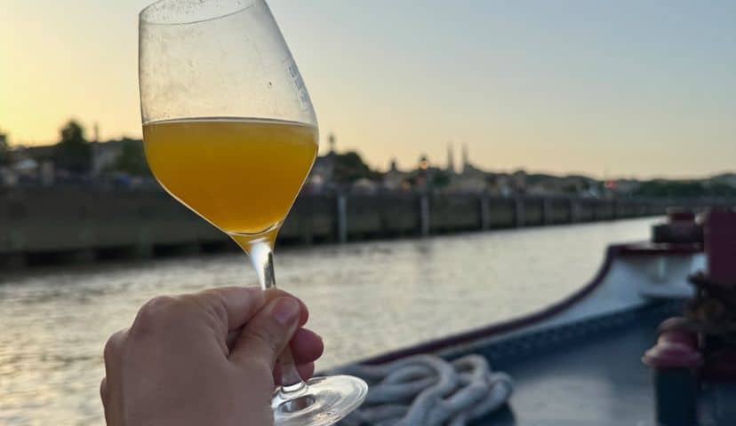 photo d'un joli verre de mocktail mimosa à base de perle de louis vallon